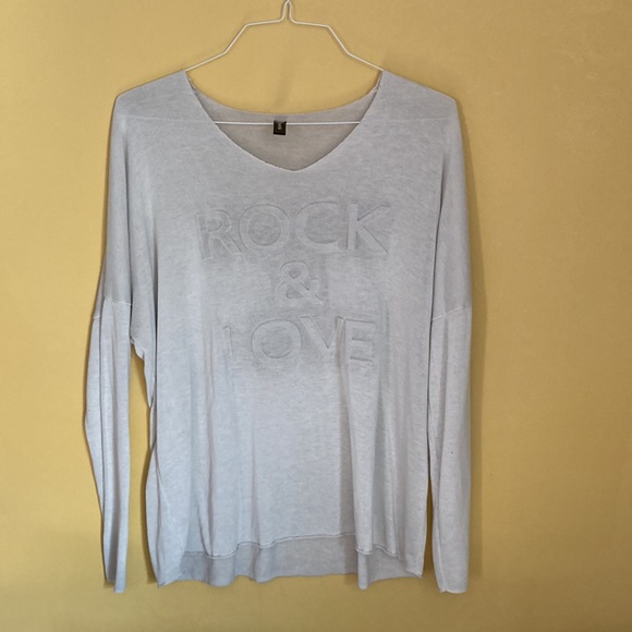 Venti6 white light sweater with rock&love on it - Picture 2 of 5